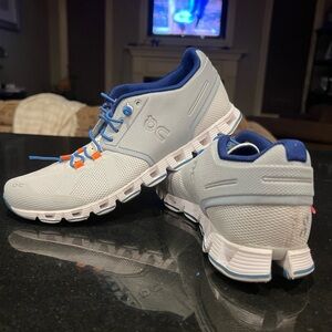 Women’s On Clouds 70/30 Size 6